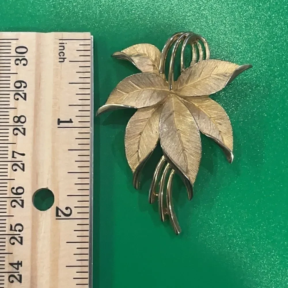 Vintage Trifari signed Gold-Tone Flower Brooch/Pin